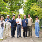 新業(yè)建設簡福榮總經理(圖左四）、楊家凱建築師(圖右四)與新業(yè)職人團隊、景觀設計團隊，不畏烈陽到郊區(qū)選材，不論是景石還是樹種，考量方方面面。