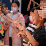 『趣味的操偶體驗(yàn)』，一動(dòng)一停，喚起生命力，特別安排至後臺(tái)，吸引大朋友小朋友一探究竟，以皮為底，以桿為骨，一敲一鑿製成戲偶。