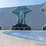 臺(tái)中國(guó)家歌劇院由日本建築大師『伊東豊雄』設(shè)計(jì)，透過「曲牆工法」的設(shè)計(jì)概念構(gòu)成，整棟建築零直角、無樑無柱，是世界獨(dú)一無二的涵洞建築。