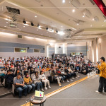 因?yàn)橄矚g「說(shuō)話」這件事，讓黃豪平始終保有站上舞臺(tái)的熱誠(chéng)，努力讓自己的名字留下痕跡。