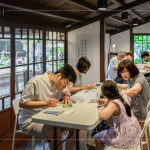 與臺中文化局合作「2025年臺中文學(xué)季」，舉辦兩場手刻版印畫活動，在綠蔭榕樹下、時(shí)光靜謐的日式老屋，細(xì)細(xì)感受文學(xué)與手作交織的美好時(shí)刻。