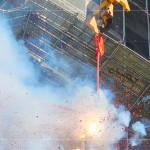 點(diǎn)燃火紅的炮仗，響徹的聲響，繚繞著基地，象徵圓滿吉祥好兆頭。