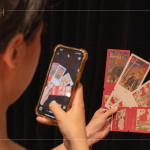 『百?gòu)R門(mén)企劃』第一件修復(fù)作品–臺(tái)南府城六合境馬公廟，為潘麗水大師在1970年所作，由新業(yè)設(shè)計(jì)成抽獎(jiǎng)小卡，作為講座的亮點(diǎn)紀(jì)念。