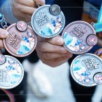 賽後同仁一一亮出閃亮的路跑獎(jiǎng)牌，完成目標(biāo)後的感動(dòng)不言而喻。