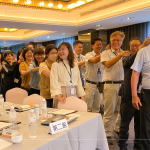 同仁們互相舒緩筋骨、鼓舞激勵、調(diào)整節(jié)奏，開啟一天的課程，同時也圈起彼此情感與向心力。