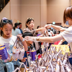 一人一份飲料及爆米花，讓大朋友小朋友盡情享受、沉浸其中。