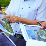 依照3D圖挑選適切的景石及樹種，模擬日照位置與擺設面向，更需要考量生長環(huán)境，打造與自然共存的建築。