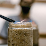 封罐前最後儀式，透過火焰高溫殺菌，為歲月的釀造揭開序幕，讓時間與微生物在無瑕的環(huán)境中，慢慢交織出專屬的風(fēng)味。