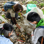 透過引導員的專業(yè)指示，將垃圾清楚的分類、有系統(tǒng)的規(guī)劃，是一場淨溪活動中不可或缺的角色。