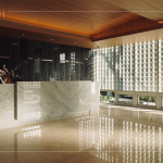 建築師巧妙運(yùn)用基地優(yōu)越的採(cǎi)光與通風(fēng)條件打造精緻小品建築，以「光盒子」為構(gòu)想核心，形塑出兼具自明性與神秘感的建築語彙。