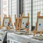 乘著9月夏日餘溫，相約家人，來到新業(yè)睿見R樓，屢屢陽光穿透玻璃窗，築一場畫布拾光。