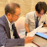 小組間透過面談紀錄表，交流對話，模擬面談時應具備的技能，找到最適配職位、團隊和公司文化的人才。(圖左一為新業(yè)建設 卓勝隆 董事長)