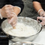 加熱拌勻的粉糊，使用搟麵棍持續(xù)攪拌1分鐘以上，為的是讓蘿蔔糕口感更有彈性、更有層次。