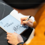 由黃豪平著作的「不只是喜劇演員」作為抽獎(jiǎng)禮，每一本都附上親筆簽名，將書(shū)籍變?yōu)橐环轀嘏呐惆椤?>
										<div   id=