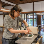 以滾輪均勻塗墨於雕刻圖樣，再透過壓輪機(jī)壓印紙面，使色彩更豐富飽滿、輪廓清晰。