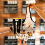 致贈(zèng)新業(yè)設(shè)計(jì)「河貍款杯袋」，解放雙手輕鬆袋著走，可重複使用，為環(huán)境友善貢獻(xiàn)一份心意。