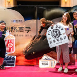 進(jìn)場(chǎng)前，和家人一同留下美好畫(huà)面，雀躍心情溢於言表。