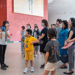 導(dǎo)覽員帶領(lǐng)住戶走訪臺(tái)中國(guó)家歌劇院，認(rèn)識(shí)獨(dú)特的建築工法，探索每一處細(xì)節(jié)背後的故事。