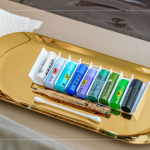 油畫棒是由粉彩加入油料，調(diào)製成棒狀的顏料，自由創(chuàng)作、色彩豐富、調(diào)色容易，不僅可以用於平面或立體作品的創(chuàng)作，也可以在各種表面上進(jìn)行繪畫。