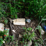 遍布草叢中的垃圾，除了常見的瓶瓶罐罐，食品容器的占比也是在排行中的前三名！