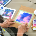 晚霞下的睡蓮，透過指尖暈開顏料，將不同顏料自然融合，消除筆觸的邊界感，如同暈染或噴霧般的柔和漸層。