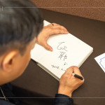 新業(yè)手札筆記本，搭配歐耶老師親筆簽名，作為當天抽獎禮，贈予一份特別的祝福。