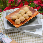 伴手禮致上臺中第五市場隱藏美食，『麻糬之家』的手工芝麻、花生麻糬，口感紮實(shí)、香氣濃郁，充滿傳統(tǒng)單純的古早味，將那份質(zhì)樸的美好帶給新業(yè)的家族好友。