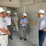 由新業(yè)建設(shè)創(chuàng)辦人 穆椿松先生(右一)與新業(yè)建設(shè) 卓勝隆董事長(右二)偕同建築師與工程師，樓層的巡視與檢討，時(shí)刻以住宅為念。