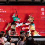 影窗中，戲偶躍然而上，跟著＃傳承百年 工藝師傅，看皮影聽(tīng)故事，藉燈取影，述說(shuō)代代相傳故事。