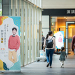 新業(yè)名人講堂邀請(qǐng)來(lái)自各領(lǐng)域的職人，分享各自的精采故事，跟著他們的腳步穿梭在多樣色彩的旅程中。