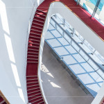 光線穿透玻璃，灑落在蜿蜒的紅毯旋梯上，從二樓延伸至五樓的曲線，讓建築不再只是結(jié)構(gòu)，更是一場(chǎng)光的藝術(shù)。