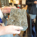 透過(guò)觸感及紋理觀察，理解每塊原材的「?jìng)€(gè)性」，方方面面的考量，挑選出「適得其所」的石材。