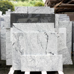 這些石材將從倉(cāng)儲(chǔ)走進(jìn)日?？臻g，化身為牆面、地坪或檯面的細(xì)節(jié)，為居家與建築注入自然的溫度與質(zhì)感，讓生活與土地緊密連結(jié)。