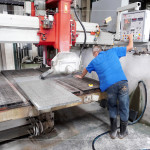 透過(guò)高壓水流裁切石材，能有效冷卻與抑制粉塵，使用大型裁切能減少人力負(fù)擔(dān)，確保切面平整與精確度，提升工作效率。