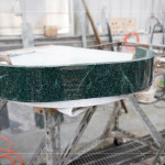 以多片平板的原料拼接出圓弧面，組合過(guò)程極需耐心及專(zhuān)業(yè)度，利用不同角度達(dá)成建築空間理想的曲面，最後拋光打磨讓表面呈現(xiàn)光滑的質(zhì)感。