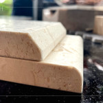 不同角度的處理除了影響外觀風(fēng)格，也兼具實(shí)用性與安全性，例如圓弧邊能降低碰撞風(fēng)險(xiǎn)，而斜切邊則突顯設(shè)計(jì)感，符合多樣空間需求與美學(xué)考量。