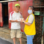 「送便當囉！」這不僅是一個單純的送餐服務，過程中提供關懷、傳遞訊息，最終目的是希望長輩們能健康生活。