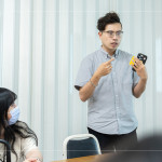 由甘霖基金會-楊子賢主任與新業(yè)同仁分享送餐服務的初衷與目的，期許當天的志工體驗能更深切的進行，共同傳遞真誠與關懷。