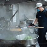 早上六點開始，中央廚房與志工著手備餐，馬不停蹄的來回穿梭，從打菜到分裝都與時間賽跑著，每個流程都是滿滿的真心與付出。