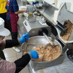 牙口不好的長輩們，需將餐食絞碎到適合入口的程度，確保每一口都能安心吞嚥，不只是備餐上的用心，更是對長輩健康與尊嚴的守護。