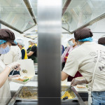 新業(yè)同仁走進「甘霖基金會」廚房，用雙手盛裝關懷，將一份份餐點化作支持與陪伴，傳遞到每位長輩餐桌上。