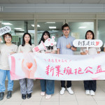 新業(yè)建設與甘霖基金會從109年攜手合作，參與送年菜活動、擔任送餐志工、親手製作中秋月餅、端午肉粽致贈長輩，用實際行動展現(xiàn)最真心的承諾。(圖右三為甘霖基金會－楊子賢主任)