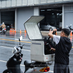 當天即使下著雨，送餐也不停歇，志工們騎車或開車穿梭在巷弄間，每次啟程都是一份責任，確保每位在家中等候的長輩，安心享用餐點。