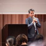 新業(yè)建設邱正光副總經(jīng)理帶領新業(yè)職人團隊，透過說明會與住戶對話，展現(xiàn)公司對客戶溝通的高度重視與責任感。