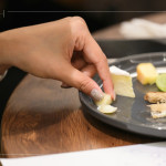 觸覺(jué)先行，透過(guò)指尖最直覺(jué)的傳遞每款乳酪的質(zhì)地，品味乳酪不只是「吃」的動(dòng)作，更是五感的交響。